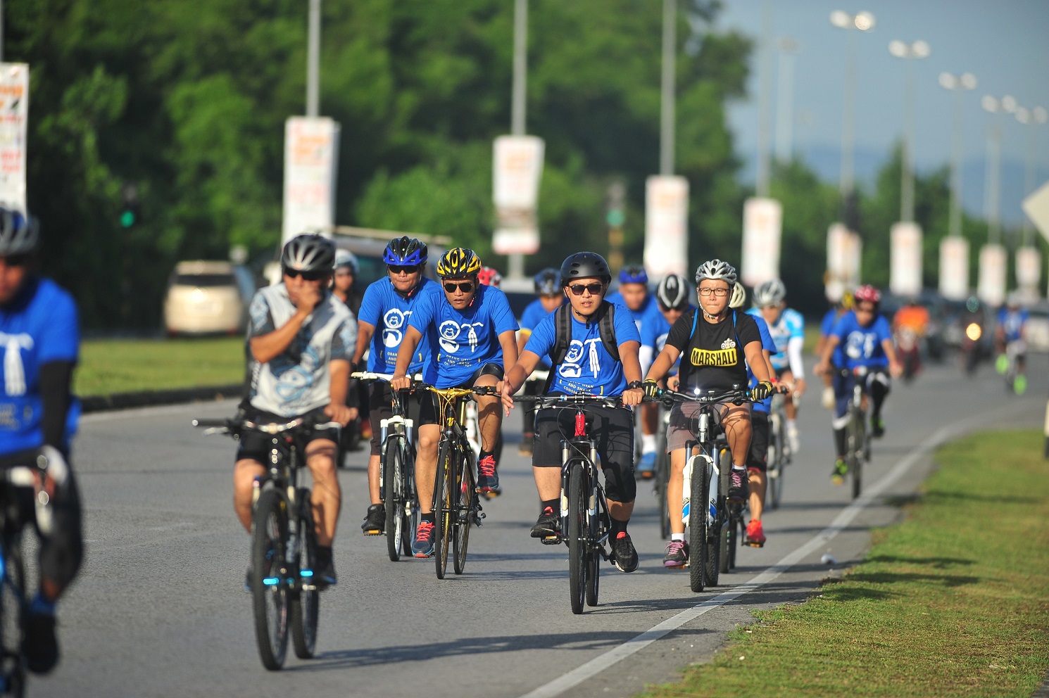 3_Blue wave - cyclists rolling down the road in support of orang-utan and shark conservation